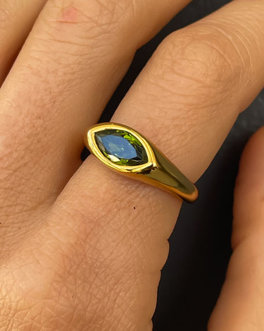 HORSE EYE SIGNET RING EMERALD GREEN 18K GOLD PVD - STUDIO JO STORE